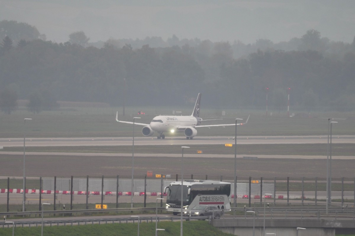 04.10.2025, Bayern, München: Ein Flugzeug der Lufthansa startet. Nach den Drohnensichtungen hat der Münchner Flughafen den Betrieb am Morgen wieder aufgenommen. Der Flughafen München hat am Abend wege ...
