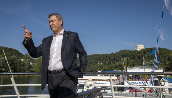 30.07.2024, Bayern, Kelheim: Markus S�der, (CSU) Ministerpr�sident von Bayern, steht vor Beginn der Kabinettssitzung auf einem Donauschiff vor der Kulisse der Befreiungshalle. Die letzte Sitzung vor d ...