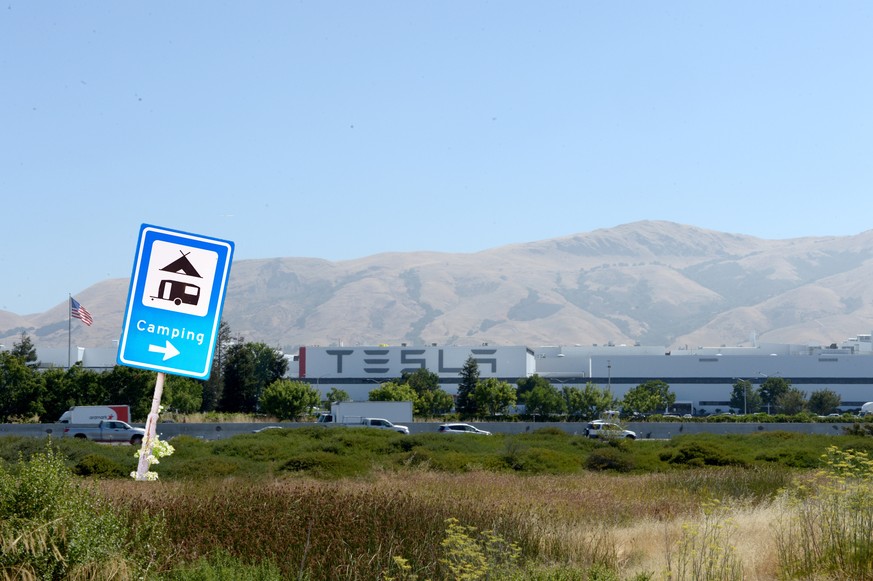 Das Werk des Elektroauto-Herstellers Tesla in Fremont (Kalifornien, USA) ist am 28.07.2017 zu sehen. Tesla übergibt hier die ersten Fahrzeuge des neuen Wagens Model 3 an die Besitzer. Foto: Andrej Sok ...