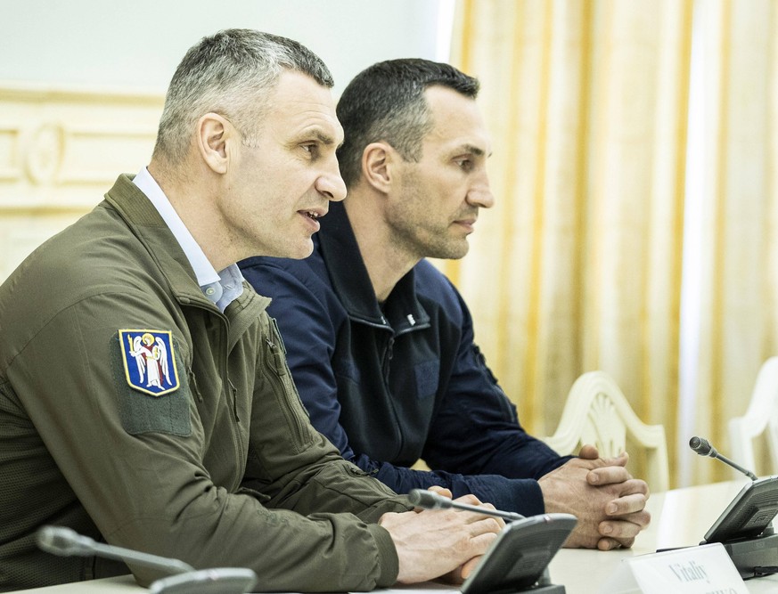 Vitali Klitschko, Bürgermeister von Kiew, und Wladimir Klitschko, vor wenigen Tagen in der ukrainischen Hauptstadt. Ihre langjährige Managerin erzählt bei watson vom Kampf der Brüder für ihr Land. 
