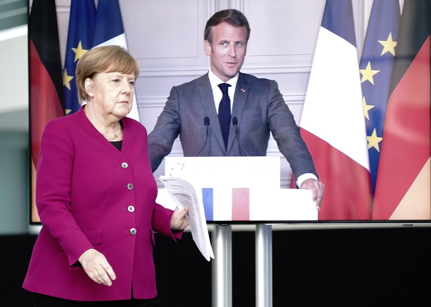 Vorne Angela Merkel, hinten der virtuelle Emmanuel Macron: In der Krise haben die beiden eine besondere Pressekonferenz gehalten.