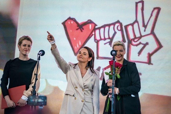 Svetlana Tikhanovskaya, center, presidential candidate in Belarus elections 2020, salutes in a rally in Minsk. (Photo by Celestino Arce/NurPhoto via Getty Images)