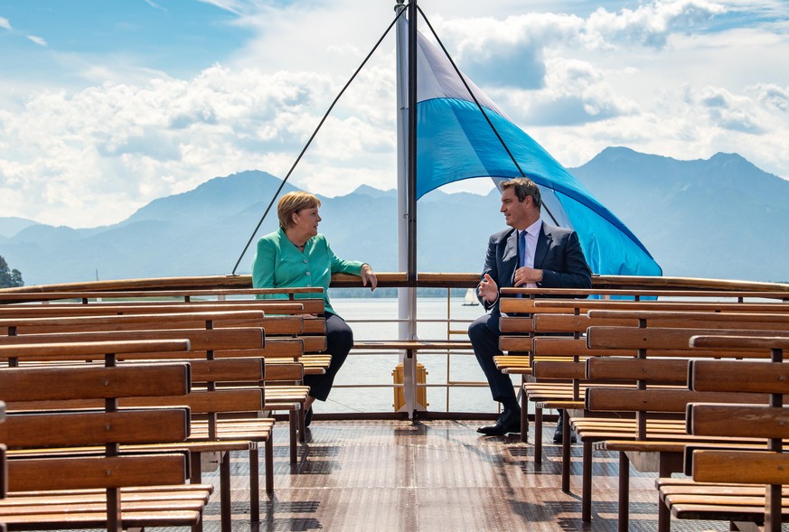 dpatopbilder - 14.07.2020, Bayern, Prien Am Chiemsee: Markus Söder (CSU), Ministerpräsident von Bayern, und Bundeskanzlerin Angela Merkel (CDU), fahren gemeinsam mit einem Schiff der Chiemsee-Schifffa ...