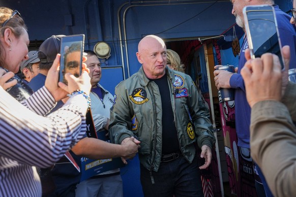 News: Midterm Elections - Arizona - U.S. senator Mark Kelly wins reelection November, 12, 2022 Phoenix, AZ, USA U.S. senator Mark Kelly greets attendees before delivering a victory speech at Barrio Ca ...