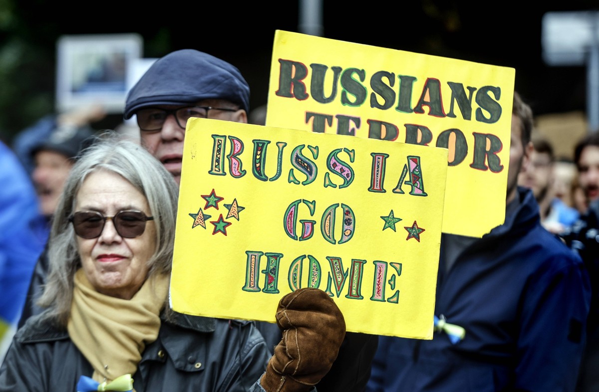 GEGENDEMO Euer Frieden ist unser Todesurteil Ukrainer halten Plakate mit der Aufschrift Russia go home bei der Gegendemo Euer Frieden ist unser Todesurteil , Berlin, 03.10.2024. Berlin Berlin Deutschl ...