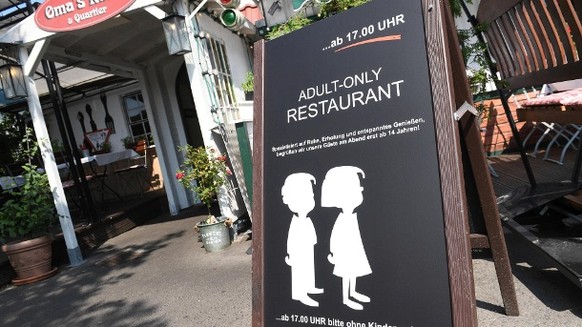 Das Schild vor dem Restauran "Oma's Küche":