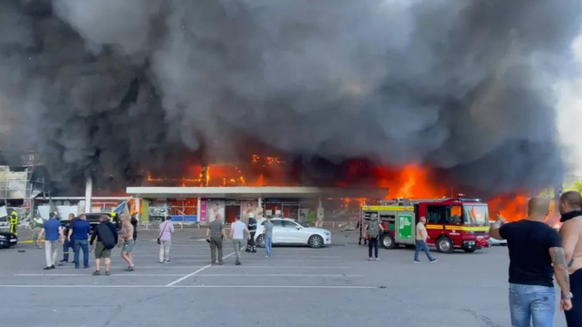 Bei dem Raketenangriff auf das Einkaufszentrum in Krementschuk starben mindestens 20 Menschen.