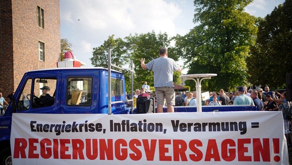 Demonstranten in Magdeburg, Sachsen-Anhalt, protestieren vor der Festung Mark gegen den Besuch des Bundeskanzlers.