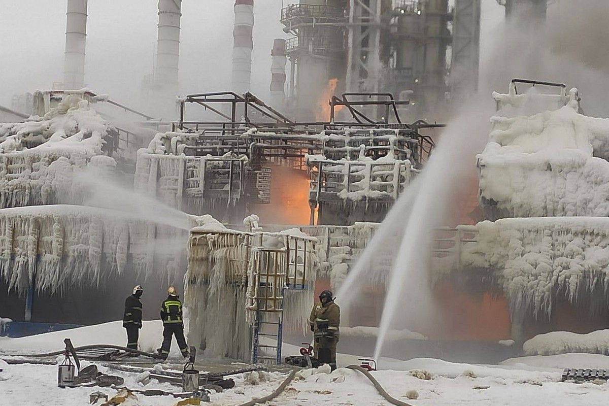 HANDOUT - 21.01.2024, Russland, Ust-Luga: Auf diesem vom Telegramm-Kanal des Leiters Zapalatskiy der Bezirksverwaltung von Kingisepp via AP veröffentlichten Foto löschen Feuerwehrleute den Brand bei R ...