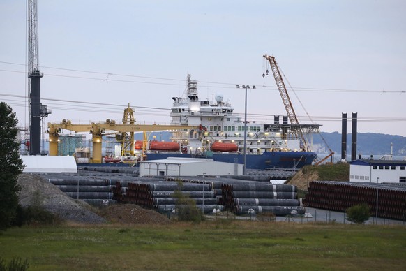 Mukran Port, im Hafen Sassnitz-Mukran liegt das russische Verlegeschiff Akademik Tscherski fuer den Weiterbau der Nord-Stream 2 Pipeline. Auf dem Gelaende von Mukran Port liegen Rohre fuer die Ostseep ...