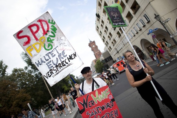Ein Demonstrant in Berlin erinnert die Ampel-Koalition an ihr Wahlversprechen.