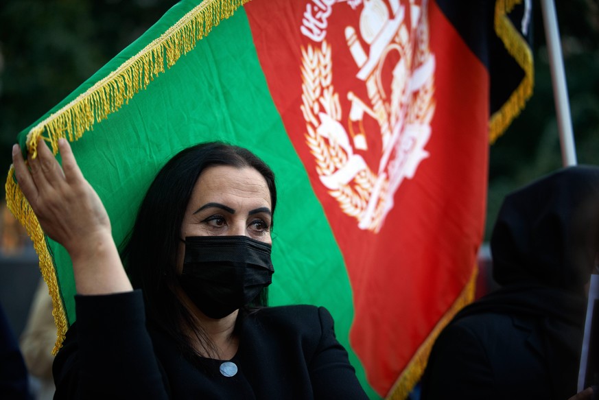 Eine Frau in Frankreich demonstiert für die Rechte der Afghaninnen.