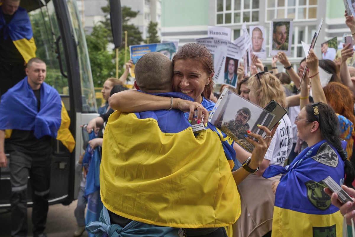 25.05.2025, Ukraine, Tschernihiw: Eine Frau umarmt einen Soldaten, der im Rahmen eines Kriegsgefangenenaustauschs zwischen Russland und der Ukraine am Sonntag, 25. Mai 2025 in der Region Tschernihiw a ...