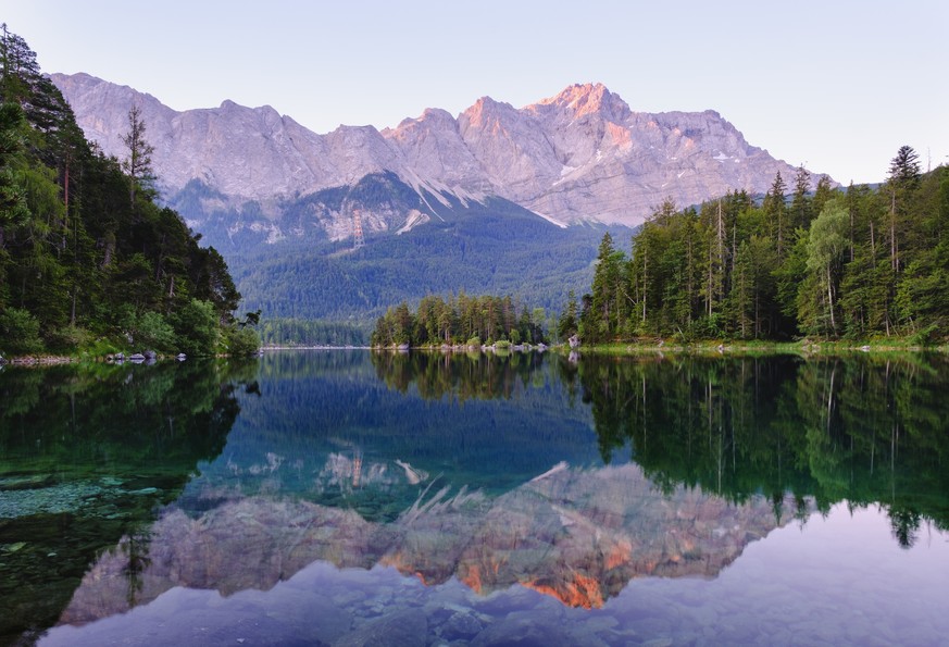 Scenic view of Eibsee lake with Wetterstein and Zugspitze in background, Werdenfelser Land, Upper Bavaria, Bavaria, Germany PUBLICATIONxINxGERxSUIxAUTxHUNxONLY SIEF08937