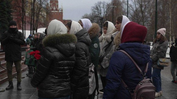Weiße Schals und rote Nelken: ein Zeichen des Protests gegen den Kreml.