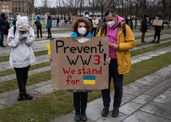 24.02.2022, Berlin, Deutschland, Europa - Demonstration vor dem Bundeskanzleramt im Ortsteil Tiergarten im Bezirk Mitte von in Berlin und Deutschland lebenden Ukrainern und Unterstuetzern unter dem Mo ...