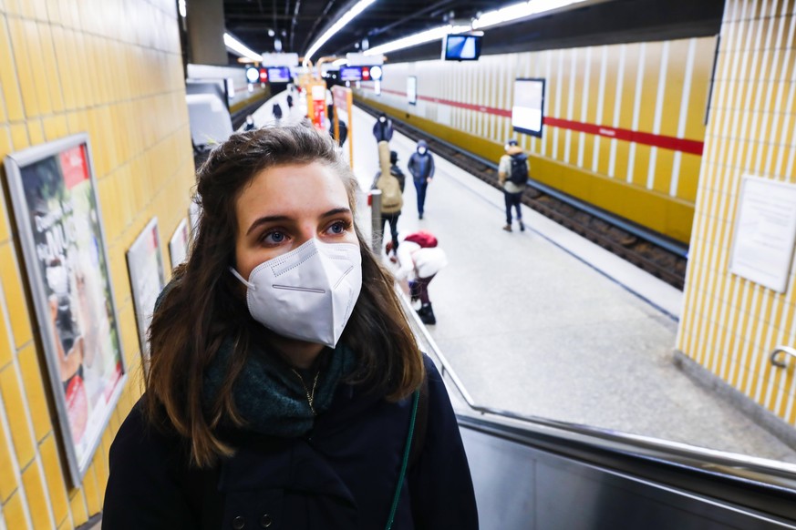 FFP2 Maske im Öffentlichen Nahverkehr 19.01.2021 MÜNCHEN Eine junge Frau trägt eine FFP2-Gesichtsmaske in einer U-Bahn Station. *** FFP2 mask in public transport 19 01 2021 MUNICH A young woman wears  ...