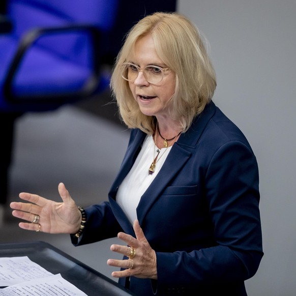 Andrea Lindholz (CSU), Mitglied des Deutschen Bundestages, spricht im Plenum im Bundestag. Auf der Tagesordnung stehen unter anderem Abstimmungen zum Asyl- und Aufenthaltsrecht, zum Fachkräfteeinwande ...