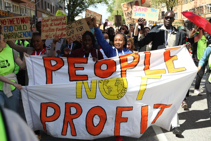 Demonstrantinnen und Demonstranten ziehen bei einem Klimaprotest anlässlich des Umweltgipfels Stockholm+50 durch die schwedische Hauptstadt und tragen dabei ein Transparent mit der Aufschrift: «People ...