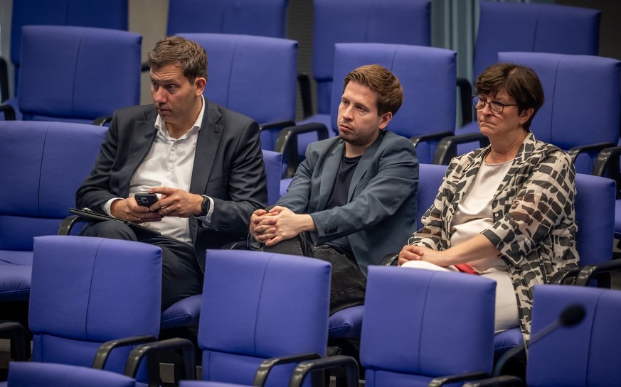 06.07.2023, Berlin: Lars Klingbeil, SPD-Bundesvorsitzender, verfolgt neben Kevin Kühnert, SPD Generalsekretär und Saskia Esken, SPD Co-Bundesvorsitzende, die Debatte im Bundestag. Die Parlamentarier d ...