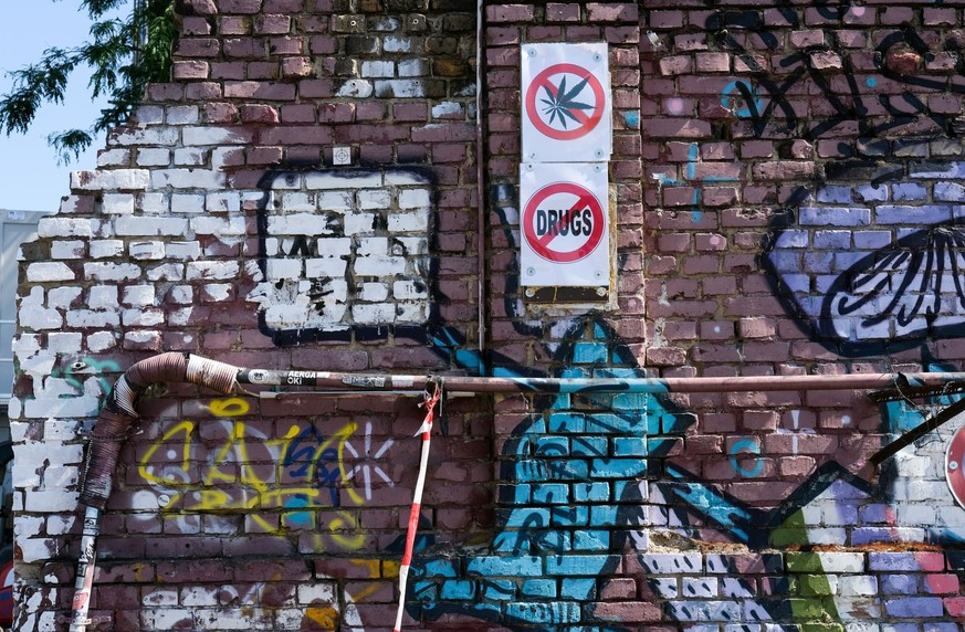 Auf dem RAW-Gelände in Berlin hängen Plakate, die sich gegen Drogen aussprechen. Jetzt wagen die Grünen einen Vorstoß in Sachen Entkriminalisierung.