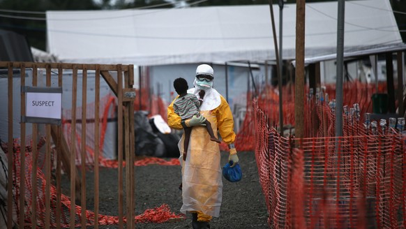 Ärzte ohne Grenzen unterstützen unter anderem bei Krisensituationen in Entwicklungsländern. So zum Beispiel während des Ausbruchs von Ebola in Westafrika 2014.