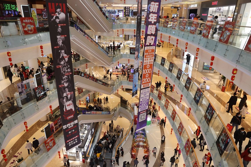 230804 -- BEIJING, Aug. 4, 2023 -- Consumers visit a shopping mall in Kunming, southwest China s Yunnan Province, Jan. 1, 2023. Photo by /Xinhua Xinhua Headlines: China rolls out measures to boost eco ...