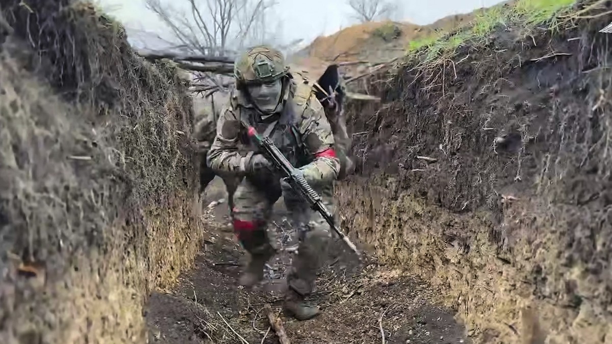 HANDOUT - 14.04.2025, Ukraine, ---: Auf diesem vom Pressedienst des russischen Verteidigungsministeriums veröffentlichten Videostandbild nehmen russische Soldaten an einem Gefechtstraining für Angriff ...
