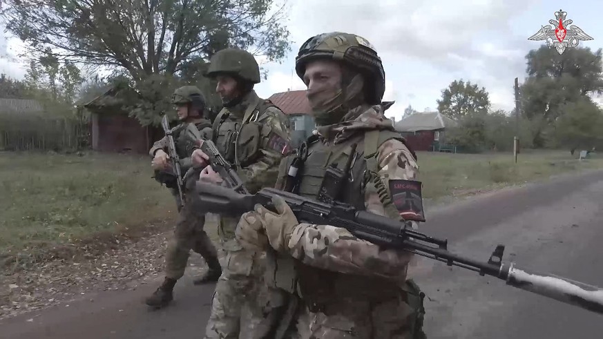 HANDOUT - 24.10.2024, Russland, Region Kursk: Auf diesem Screenshot, erstellt von einem vom russischen Verteidigungsministerium am 24. Oktober 2024 veröffentlichten Video patrouillieren russische Sold ...