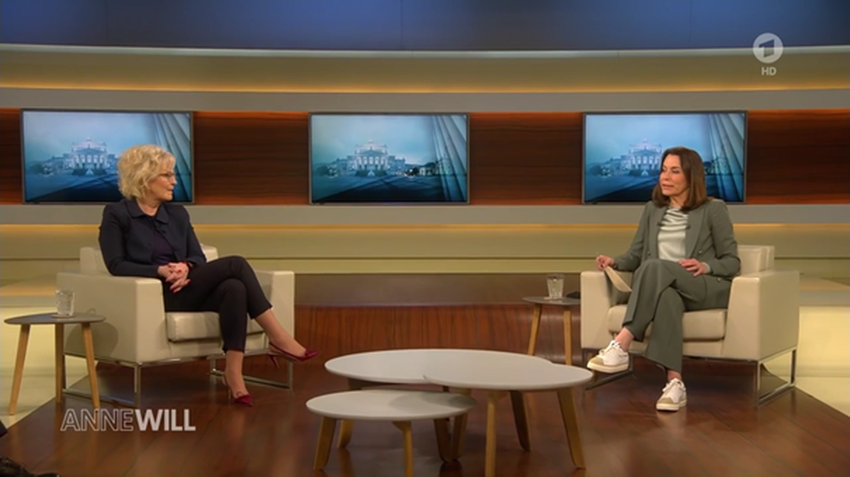 Christine Lambrecht (l.) möchte wieder mehr Grundrechte zurückgeben.