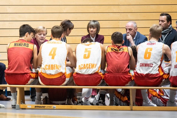 Angela Merkel im November 2018, beim Besuch einer Basketballmanschaft in Chemnitz.