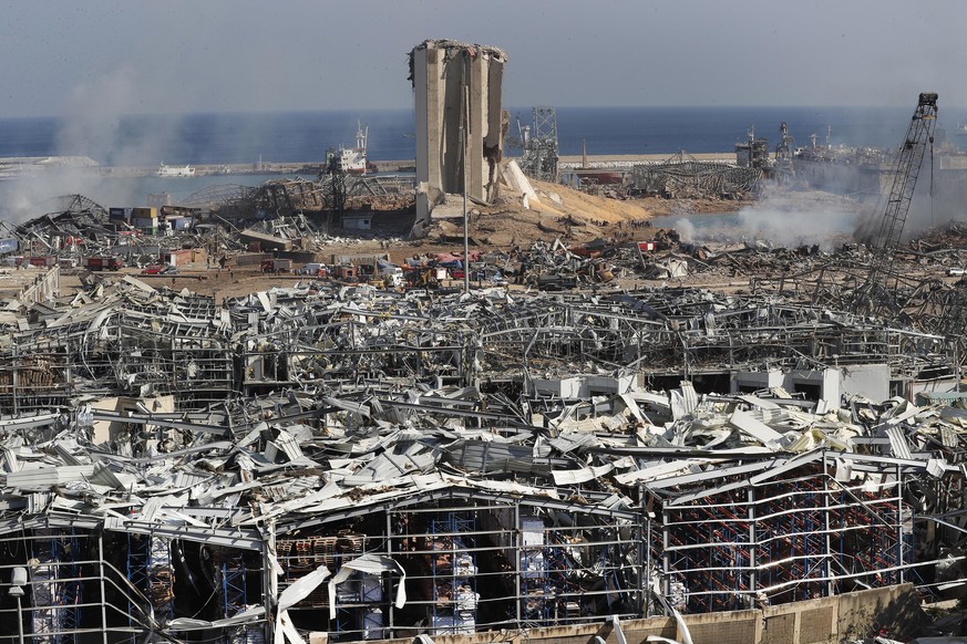 dpatopbilder - 05.08.2020, Libanon, Beirut: Blick über den Schauplatz nach einer massiven Explosion im Hafen. Foto: Hussein Malla/AP/dpa +++ dpa-Bildfunk +++