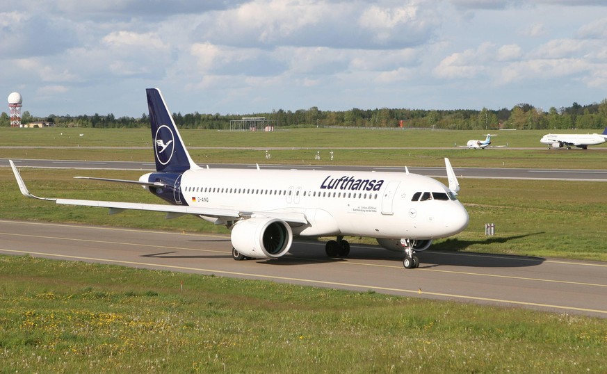 2020-05-22 Vilnius Lithuania. Lufthansa Airbus 320 neo taxiing for take off regular passenger flight to Frankfurt on Friday 22 of May 2020. Vilnius Lithuania PUBLICATIONxNOTxINxESTxLATxLTU Copyright:  ...