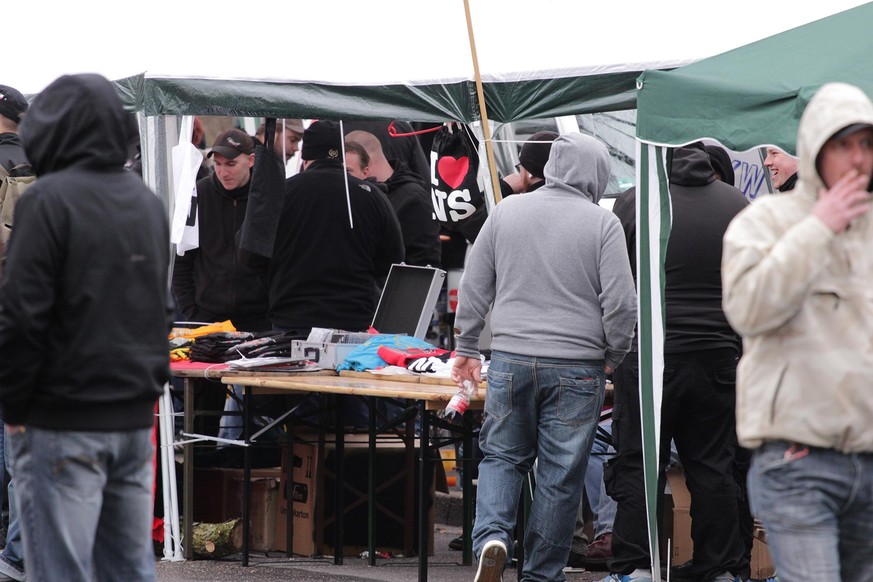 Nazi-Merch bei einer rechtsextremen Demonstration in Dortmund.