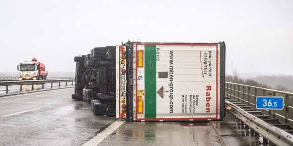 Ein umgekippter LKW liegt mitten auf der Huntebrücke der Autobahn A29. Das Fahrzeug wurde durch eine Sturmböe erfasst und umgekippt. Der Fahrer blieb unverletzt.