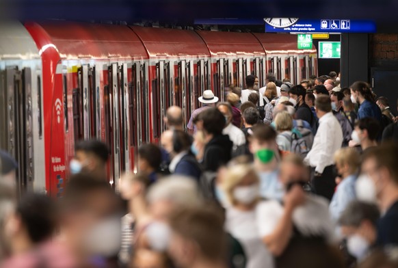 Menschen warten an einem Gleis des Tiefbahnhofs im Hauptbahnhof auf die S-Bahn. Mit speziellen 9-Euro-Monatstickets sollen Millionen Menschen im Juni, Juli und August überall in der Republik in Bus un ...