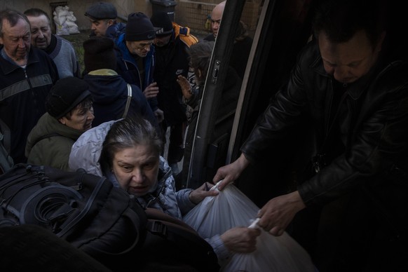 Eindrücke aus Sjewjerodonezk: Hilfsgüter und Lebensmittel werden von Freiwilligen verteilt. 