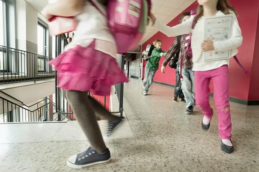 Können Grundschüler bald wieder zusammen toben? Am 6. Mai wird darüber entschieden.