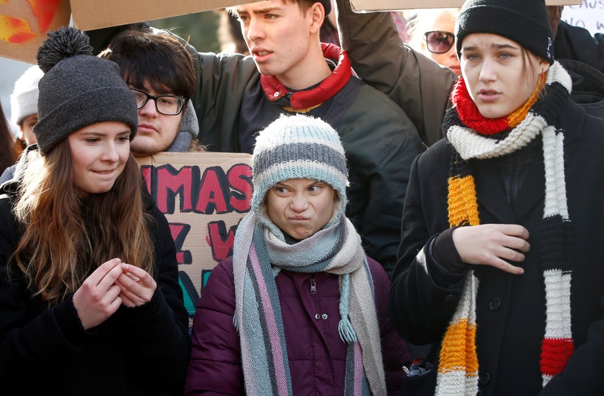 Luisa Neubauer (links) und Greta Thunberg (Mitte) sind sich offenbar nicht immer einer Meinung.