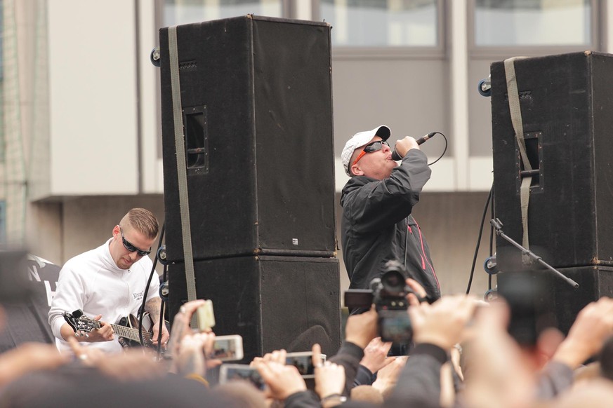 Die Rechtsrock-Band &quot;Kategorie C&quot; bei einer Demo der &quot;Hooligans gegen Salafisten&quot; in Köln. Kurz später kam es zu schweren Ausschreitungen.