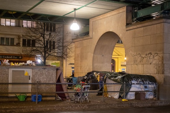 Ein Obdachlosen-Camp mit provisorischen Unterständen unter dem Hochbahnviadukt an Schönhauser Allee am U-Bahnhof Ebersawalder Strasse in Berlin-Prenzlauer Berg. Obdachlosigkeit in Berlin *** A homeles ...