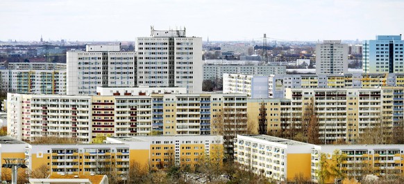 04.04.2023, Berlin - Deutschland. Blick vom Kienberg aus auf die Wohngebiete Marzahn - Hellersdorf. *** 04 04 2023, Berlin Germany view from Kienberg to residential areas Marzahn Hellersdorf