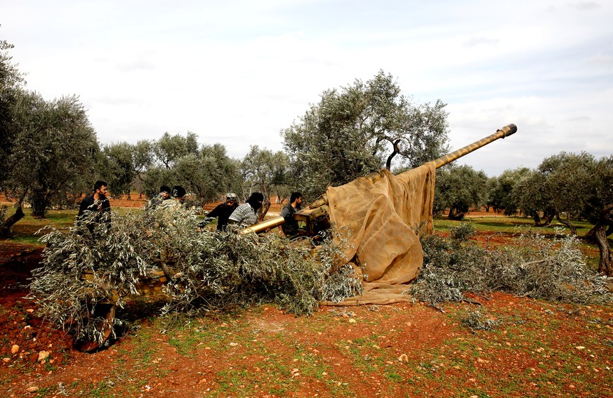 Syrische Kämpfer in der Nähe von Idlib. Eine von Putin und Erdogan ausgehandelte Waffenruhe hält bisher.