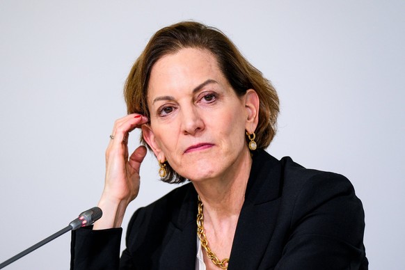 Frankfurt Pressekonferenz mit Friedenspreistr�gerin Anne Applebaum. Frankfurter Buchmesse 2024. Anne Applebaum, die Tr�gerin des diesj�hrigen Friedenspreises des Deutschen Buchhandels, w�hrend einer P ...