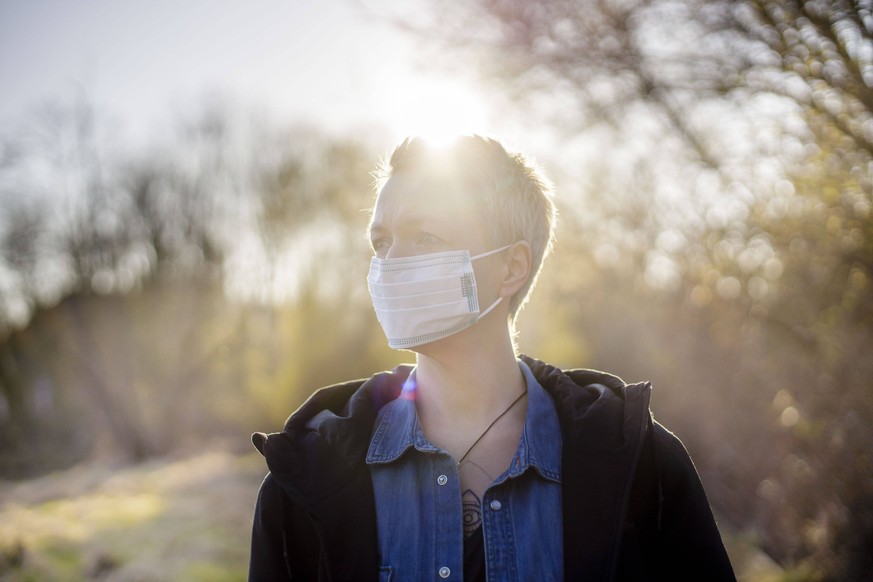 Viele Menschen setzen auf Masken als Schutzmaßnahme gegen das Coronavirus. Händler haben teilweise Probleme, ihre Produkte loszuwerden.
