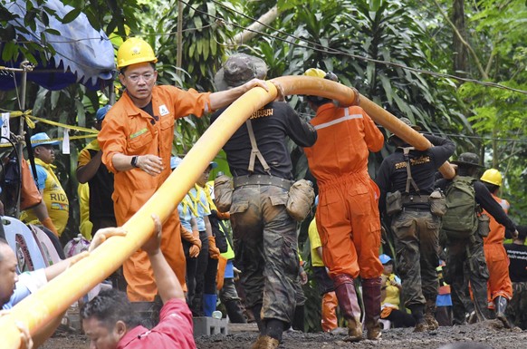 News Bilder des Tages (180704) -- CHIANG RAI, July 4, 2018 () -- Trapped young footballers are seen in the cave in Chiang Rai, Thailand, July 4, 2018. () (gj) THAILAND-CHIANG RAI-FOOTBALLERS-RESCUE Xi ...