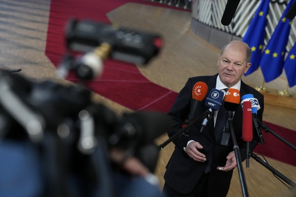 15.12.2022, Belgien, Br�ssel: Bundeskanzler Olaf Scholz (SPD) spricht zu den Medien bei der Ankunft vor dem Gipfeltreffen des Europ�ischen Rates . Foto: Olivier Matthys/AP/dpa +++ dpa-Bildfunk +++