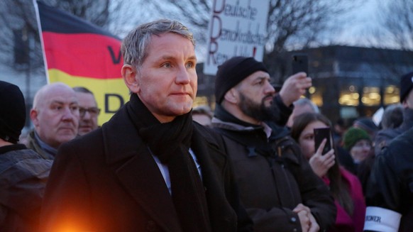 Erfurt - Demo Ein Licht für die Demokratie 03.03.2020, Erfurt, Thüringer Landtag, Demonstration / Kundgebung Ein Licht für die Demokratie einen Tag vor der erneuten Wahl zum Ministerpäsidenten ruft di ...