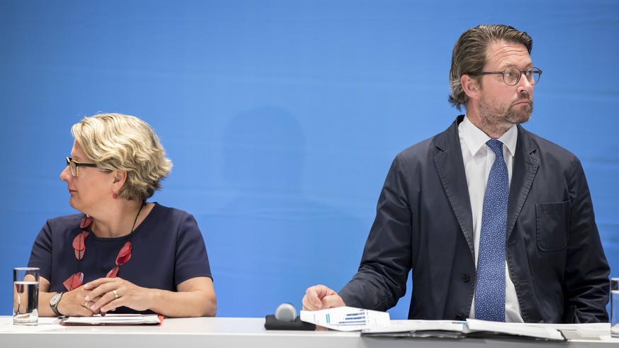 Bundesverkehrsminister Andreas Scheuer, CSU, und Bundesumweltministerin Svenja Schulze, SPD, bei einer gemeinsamen Pressekonferenz in Berlin. 14.08.2018. Berlin Deutschland *** Federal Transport Minis ...