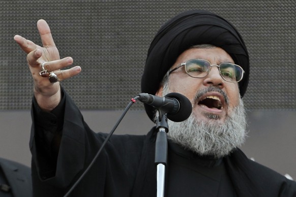 ARCHIV - 13.11.2013, Libanon, Beirut: Hisbollah-Führer Hassan Nasrallah spricht bei einem seltenen öffentlichen Auftritt während des Aschura-Gottesdienstes, der den Tod des schiitischen Imams Hussein  ...